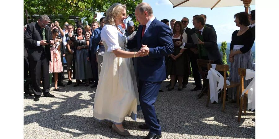 Wladimir Putin tanzt mit der Braut, Österreichs Aussenministerin Karin Kneissl.