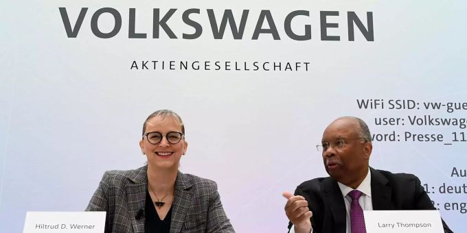 Der von den US-Behörden bei Volkswagen eingesetzte US-Aufseher Larry Thompson (r.) sitzt zusammen mit Hiltrud Werner (l.), Volkswagen-Konzernvorstand für Integrität und Recht, in einem Konferenzraum im Wolfsburger Stammwerk von Volkswagen. Der von den US-Behörden bei Volkswagen eingesetzte US-Aufseher Larry Thompson (r.) sitzt zusammen mit Hiltrud Werner (l.), Volkswagen-Konzernvorstand für Integrität und Recht, in einem Konferenzraum im Wolfsburger Stammwerk von Volkswagen.