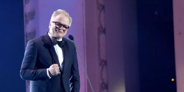 Sänger Herbert Grönemeyer steht bei der Verleihung bei der Gala "GQ Men of the Year 2018" auf der Bühne.