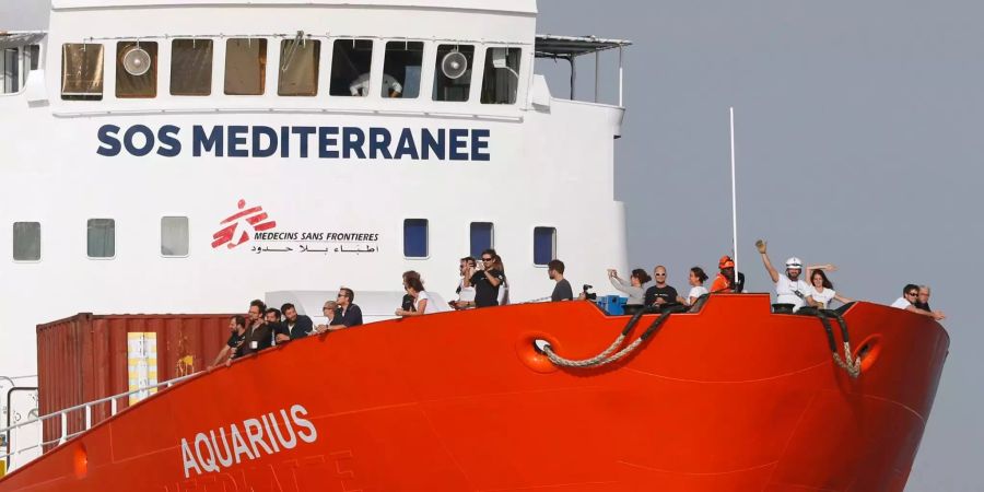 Ein Besatzungsmitglieder der «Aquarius» winkt bei der Einfahrt in den Hafen von Marseille (F) am 29. Juni 2018.