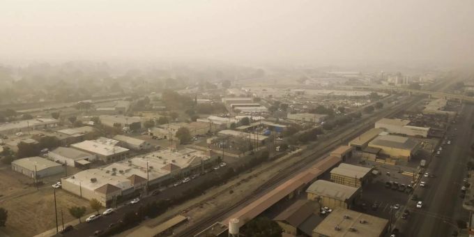 Der San Joaquin Valley Air Pollution Control District hat für den grössten Teil Nordkaliforniens einen gesundheitsschädlichen Zustand festgestellt. Rauch des Camp-Feuer genannten Waldbrandes hüllt bei Windstille das Tal einschliesslich des Ortes Modesto und der Bucht von Kalifornien ein.