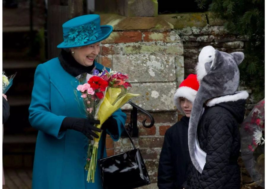 Da freut sich jemand: die Monarchin bekommt am 25 Dezember 2012 in Sandringham Blumen.