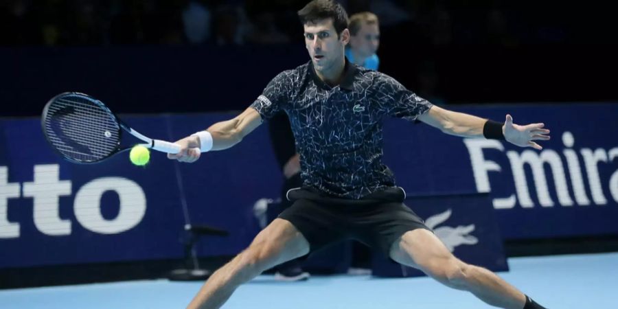 Novak Djokovic schlägt eine Vorhand im Match an den ATP-Finals in London.