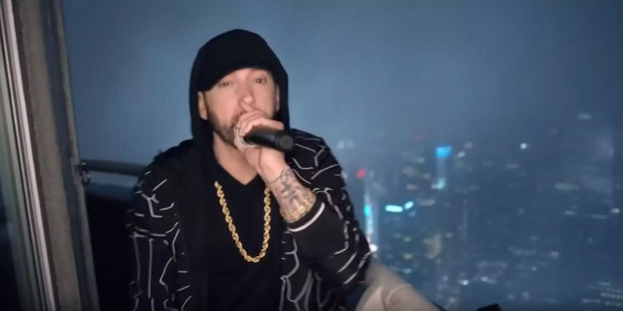 Eminem rappt auf dem Empire State Building seine neue Single «Venom».