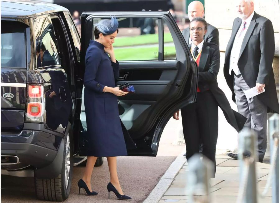 Meghan am 12. Oktober auf dem Weg zur St. George's Kapelle in Windsor. Mehrere Knöpfe ihres blauen Mantels trug sie offen.