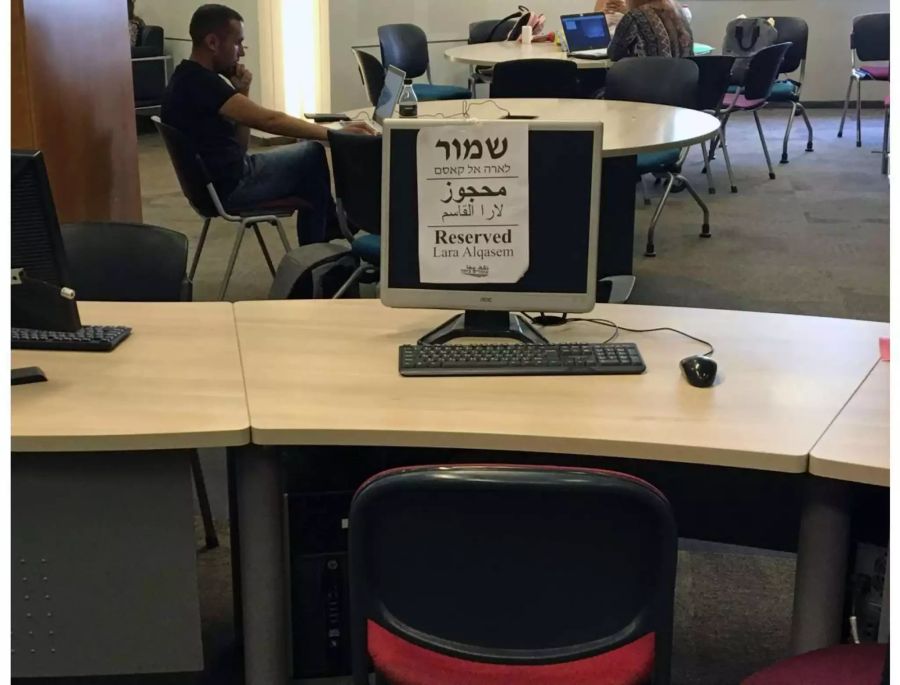 Plakate und Flyer mit der Aufschrift «Reserved Lara Alqasem» in hebräisch, arabisch und englisch hängen und liegen an verschiedenen Stellen in der Hebräischen Universität in Jerusalem.