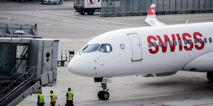 Ein Airbus A220-300 der Swiss rollt zum Terminal B am Flughafen Zürich. shanghai swiss