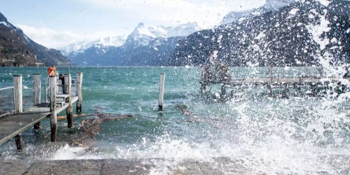 Wind bläst durch das Reusstal im Kanton Uri und zieht mit voller Kraft auf die Bucht von Brunnen am Vierwaldstaettersee. wind