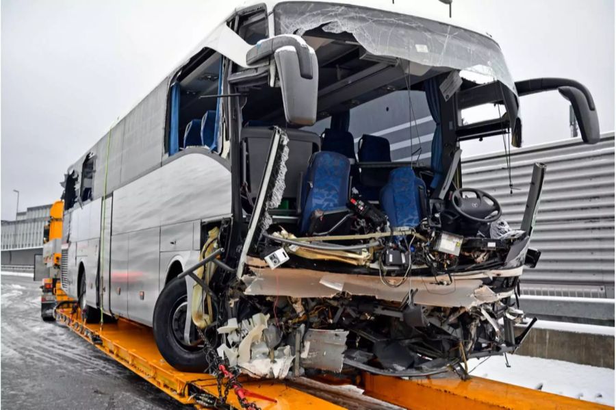 Der Reisecar verunfallte am frühen Sonntagmorgen des 16. Dezember 2018.