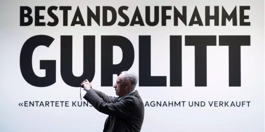 Ein Journalist macht im Kunstmuseum Bern an der Ausstellung «Bestandsaufnahme Gurlitt: Entartete Kunst – beschlagnahmt und verkauft» ein Foto.