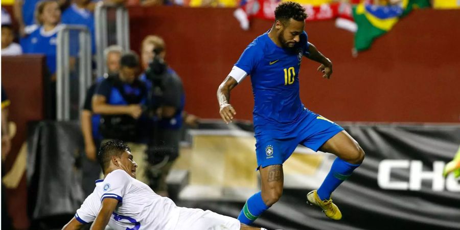 Brasiliens Neymar (r) gegen El Salvadors Roberto Dominguez.