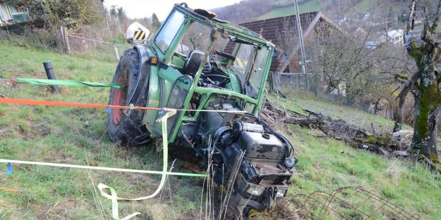 Der verunfallte Traktor steht auf dem stark abfallenden Gelände.