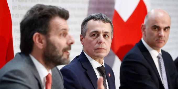 Staatssekretär Roberto Balzaretti (l.) spricht an der Seite von den Bundesräten Ignazio Cassis und Alain Berset während einer Medienkonferenz in Bern. cassis