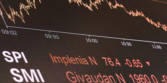 SMI- und SPI-Kurse werden angezeigt an einer LED-Wand im Eingangsbereich der Neuen Börse Zürich-West. (Archivbild) aktienmarkt