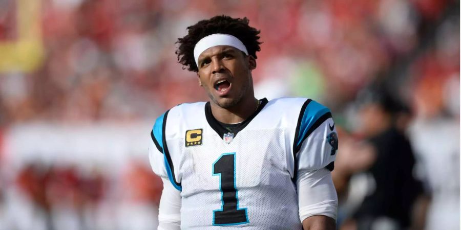 Die Abwärtsspirale der Carolina Panthers nimmt kein Ende. Die 17:24-Schlappe gegen die Tampa Bay Buccaneers ist die vierte Niederlage in Folge. Trotz insgesamt 444 Yards beissen sich die Panthers an der gegnerischen Defense die Zähne aus: QB Cam Newton wird viermal gesackt und weitere neunmal getroffen. Zudem egalisiert er mit 4 Interceptions einen Karriere-Negativrekord. So kann man Spiele nicht gewinnen. Trotzdem liegen die Playoffs noch immer drin. Aber: Carolina muss noch zweimal gegen die Saints ran.