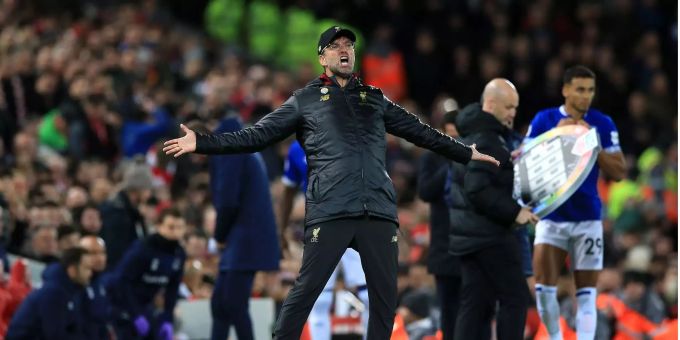 Jürgen Klopp, Trainer des FC Liverpool, gestikuliert am Spielfeldrand. Jürgen Klopp, Trainer des FC Liverpool, gestikuliert am Spielfeldrand.