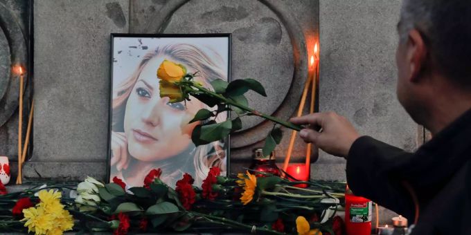 Ein Porträt der getöteten Fernsehreporterin Wiktorija Marinowa steht während einer Mahnwache auf dem Freiheitsdenkmal in Russe (BGR). Ein Porträt der getöteten Fernsehreporterin Wiktorija Marinowa steht während einer Mahnwache auf dem Freiheitsdenkmal in Russe (BGR).