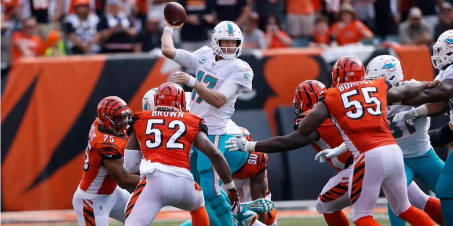 Nach der ersten Saisonniederlage in der Woche zuvor legen die Miami Dolphins gegen die Cincinnati Bengals los wie die Feuerwehr. Zur Pause führt das Team um Quarterback Ryan Tannehill mit 14:0. Doch danach stellen die Dolphins den Betrieb komplett ein und erzielen nur noch ein Field Goal. Das reicht nicht: Die Bengals gewinnen mit 27:17.