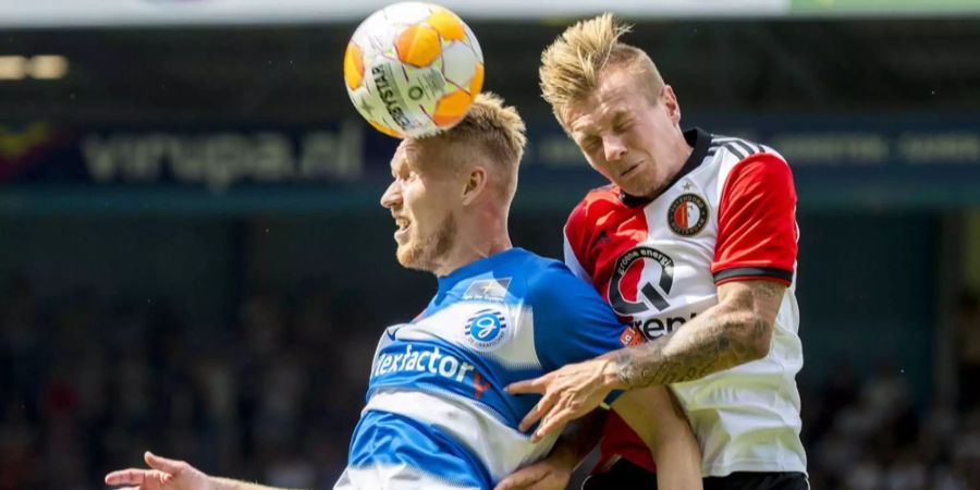 Jordy Clasie (links, Feyenoord Rotterdam) steigt hoch zum Kopfballduell mit Stef Nijland (De Graafschap).