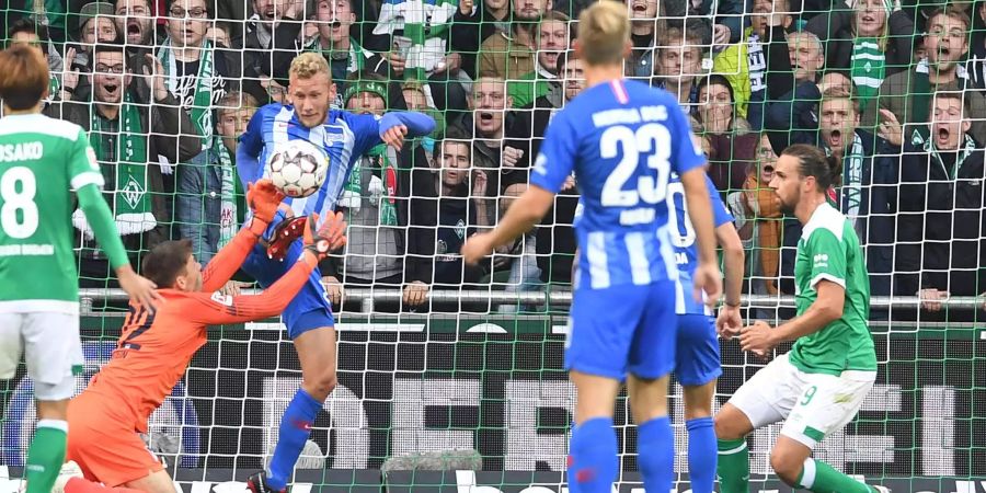 Herthas Torwart Rune Almenning Jarstein (2.v.l. unten) wird von Herthas Fabian Lustenberger (3.v.l.) behindert, so dass Werders Martin Harnik (r) zum 1:0 kommt.