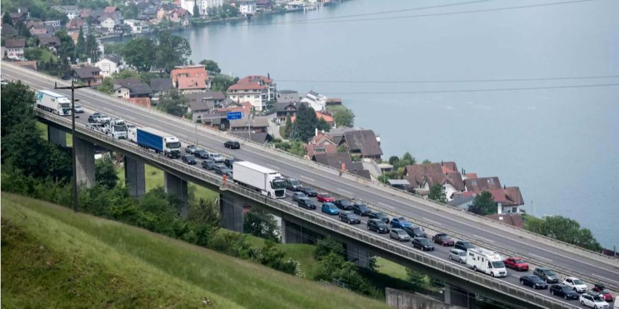 Ein Stau auf der Autobahn zwischen Göschenen und Stans.