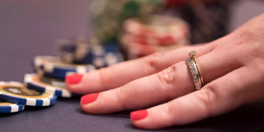 Ein Roulette-Spieler spielt am Tisch mit den Chips.