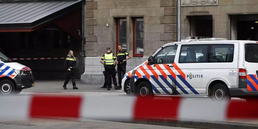 Polizisten bewachen den Bahnhof in Amsterdam, nachdem auf einen Verdächtigen geschossen wurde.