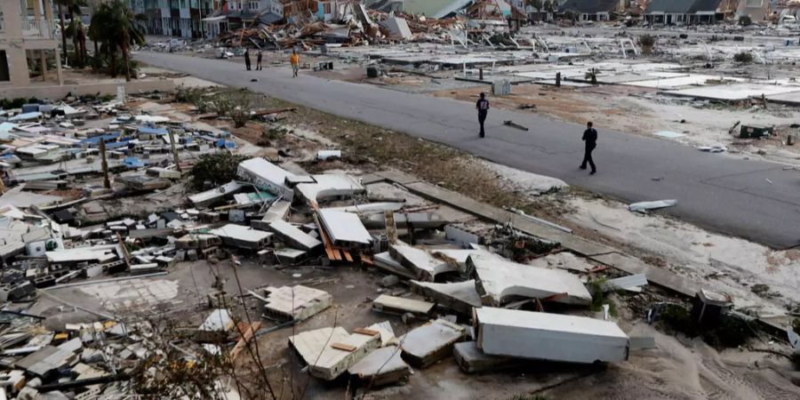 Rettungsteams durchkämmen die zerstörten Gebäude in Florida nach Verletzten.