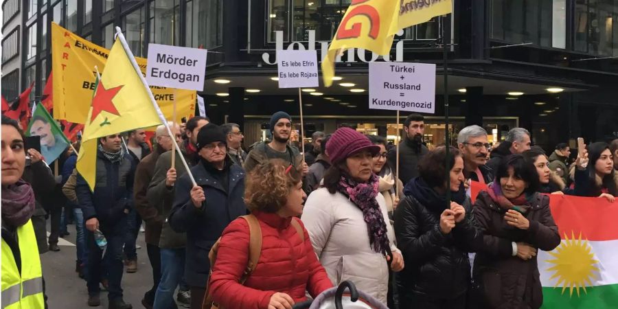 Tausende demonstrieren in Zürich gegen die türkische Politik.