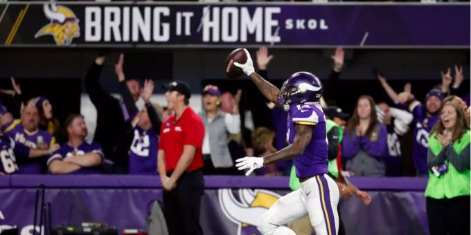 Stefon Diggs bringt den Sieg für die Minnesota Vikings in allerletzter Sekunde mit seinem Touchdown nach Hause. Stefon Diggs bringt den Sieg für die Minnesota Vikings in allerletzter Sekunde mit seinem Touchdown nach Hause.