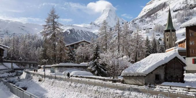 Skitourengänger stürzt bei Zermatt VS in Gletscherspalte und stirbt. Zermatt VS