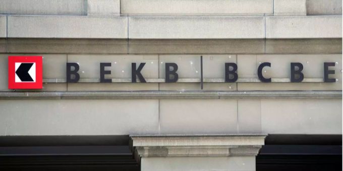 Das Logo der Berner Kantonalbank am Bundeshausplatz in Bern. Das Logo der Berner Kantonalbank am Bundeshausplatz in Bern.