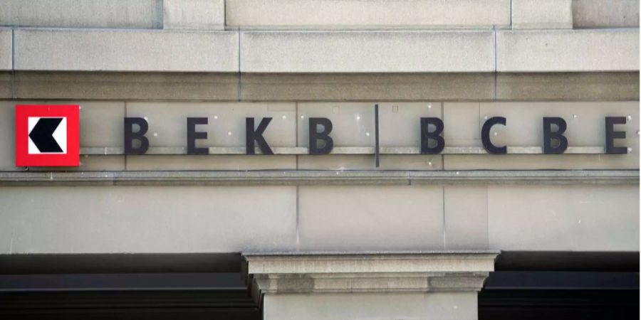 Das Logo der Berner Kantonalbank am Bundeshausplatz in Bern.