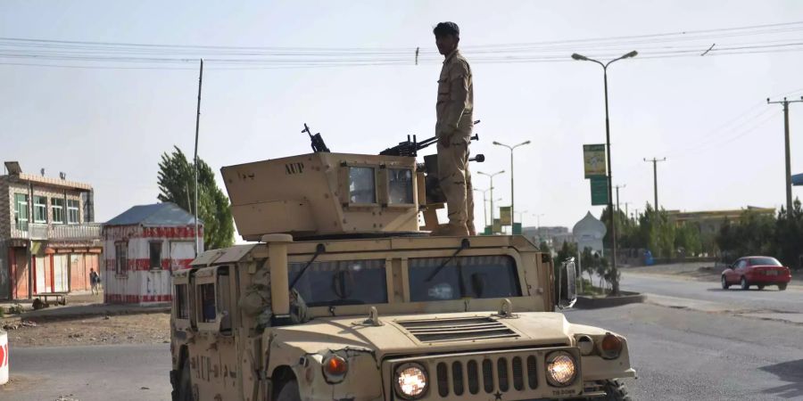 Afghanistan, Gasni: Ein Soldat der Afghan National Defense and Security Forces (ANDSF) steht auf einem gepanzerten Fahrzeug.