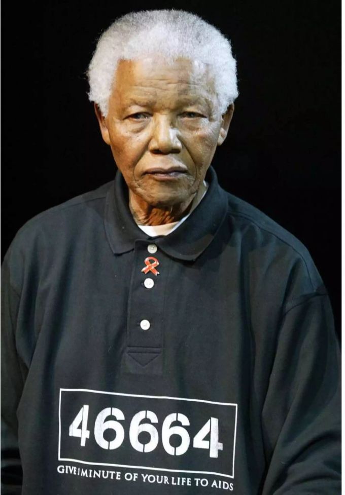 46664 war Mandelas Gefängnisnummer, als er auf Robben Island eingesperrt war. 46664 war Mandelas Gefängnisnummer, als er auf Robben Island eingesperrt war.