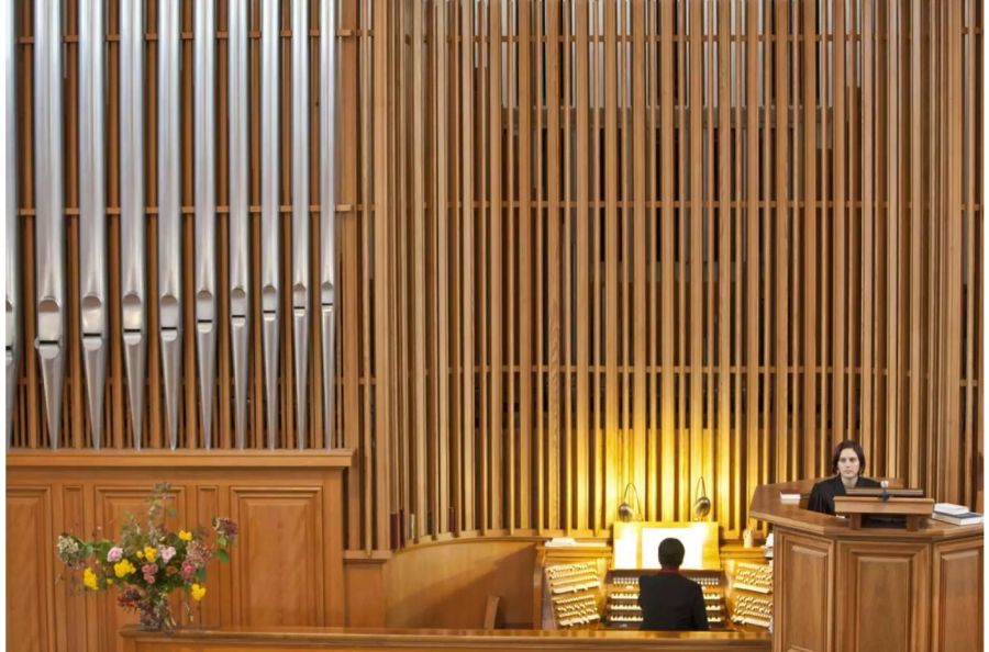 Evangelisch-reformierte Kirche in Zürich mit grosser Orgel mit Holz verkleidet - Keystone