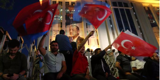 Türkei-Wahl - Erdogan-Anhänger feiern in der Türkei und Deutschland