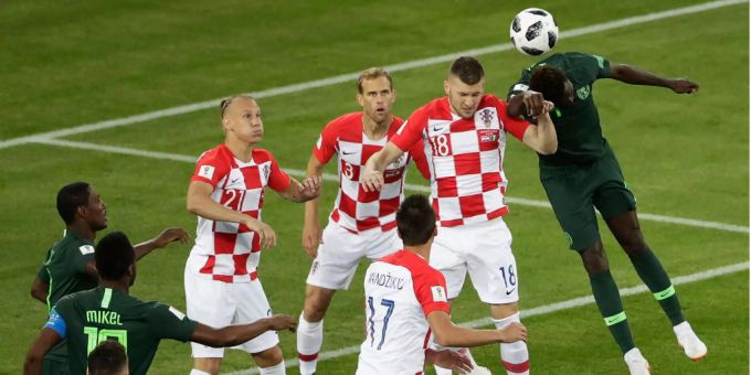 Ein intensives Spiel: Moses und Rebic im Kopfballduell Ein intensives Spiel: Moses und Rebic im Kopfballduell