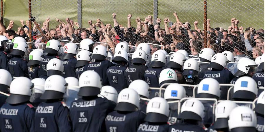 Polizisten und Darsteller von «Fremden» an der Grenzschutzübung.