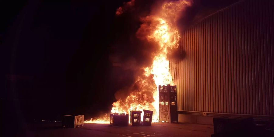 Plastikpaloxen brennen neben einer Lagerhalle in Oberaach TG.