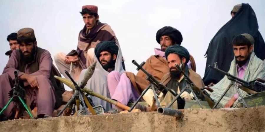 Taliban-Kämpfer sind bereit, abzufeuern.