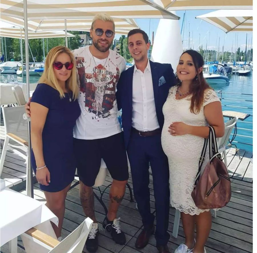 Lara Gut und Valon Behrami einen Tag nach ihrer Hochzeit im Zürcher Restaurant «Seerose» mit Fans.