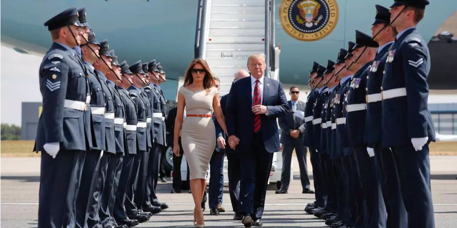 Donald Trump ist mit seiner Frau Melania in London gelandet.