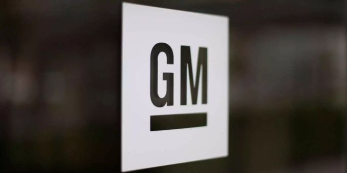Das Logo von General Motors im Hauptsitz in Detroit (USA). (Symbolbild) General Motors