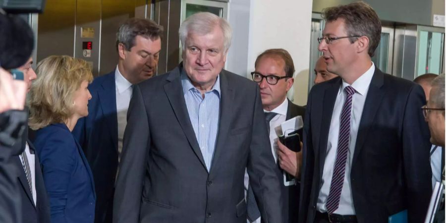 Die verantwortlichen CSU-Politiker (v.l.n.r.): Markus Söder, Ministerpräsident von Bayern/ Horst Seehofer, Innenbundesminister/ Alexander Dobrindt, Landesgruppen-Vorsitzender und Markus Blume, CSU-Generalsekretär.