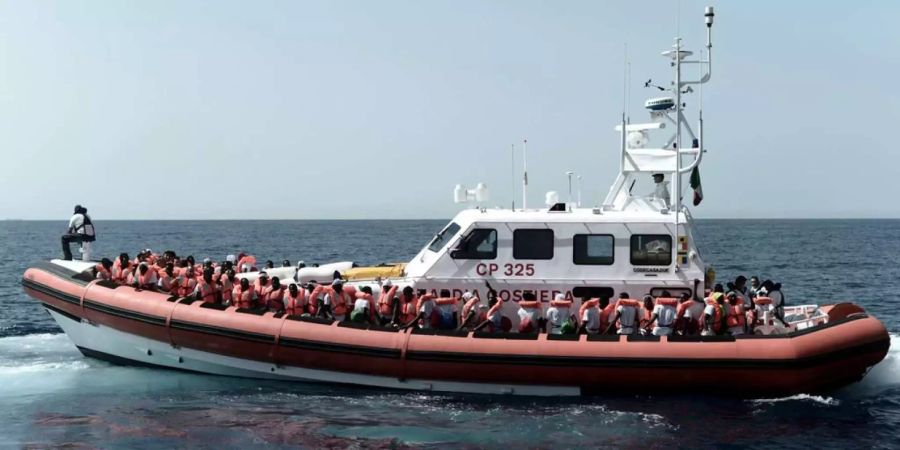 Mehrere Flüchtlinge auf einem Boot im Mittelmeer.