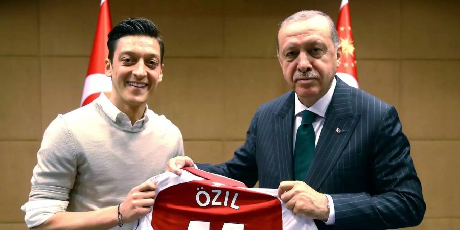 Özil und Erdogan: Diese Kombination kommt in Deutschland gar nicht gut an.