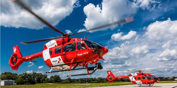 Ein Rettungshelikopter der Rega im Einsatz. Schweizerische Rettungsflugwacht corona rega