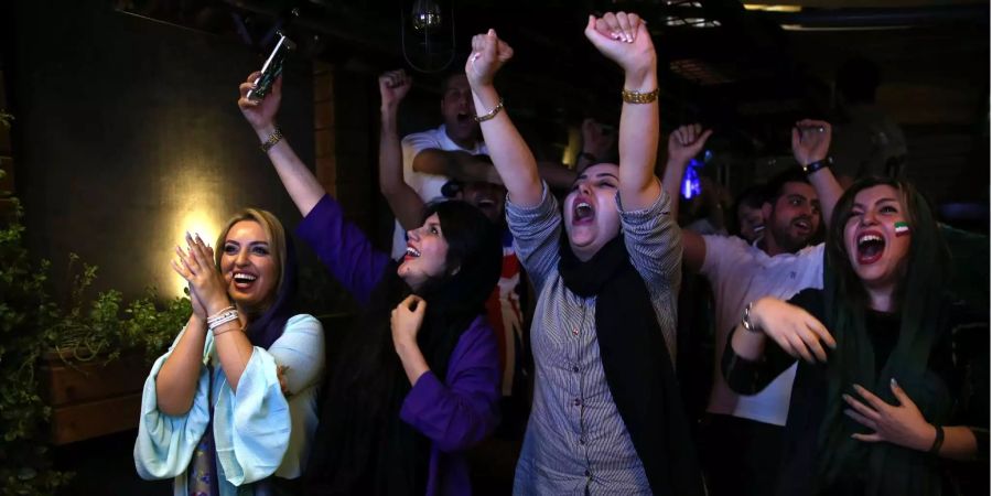 Beim ersten WM-Spiel der Iraner gegen Marokko am Freitag galt das Stadionverbot noch. Diese Frauen feierten den Sieg ihres Teams dennoch.