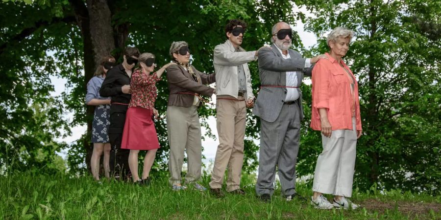 Szene aus Theater Gurten: Die Kursteilnehmer sollen in der Natur wieder zu sich selber finden.